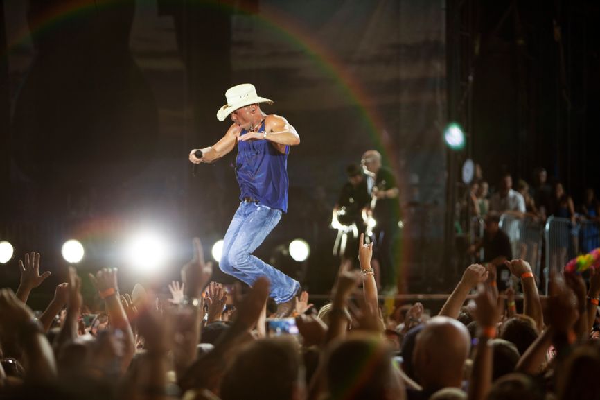 KENNY WINS BILLBOARD MUSIC AWARD