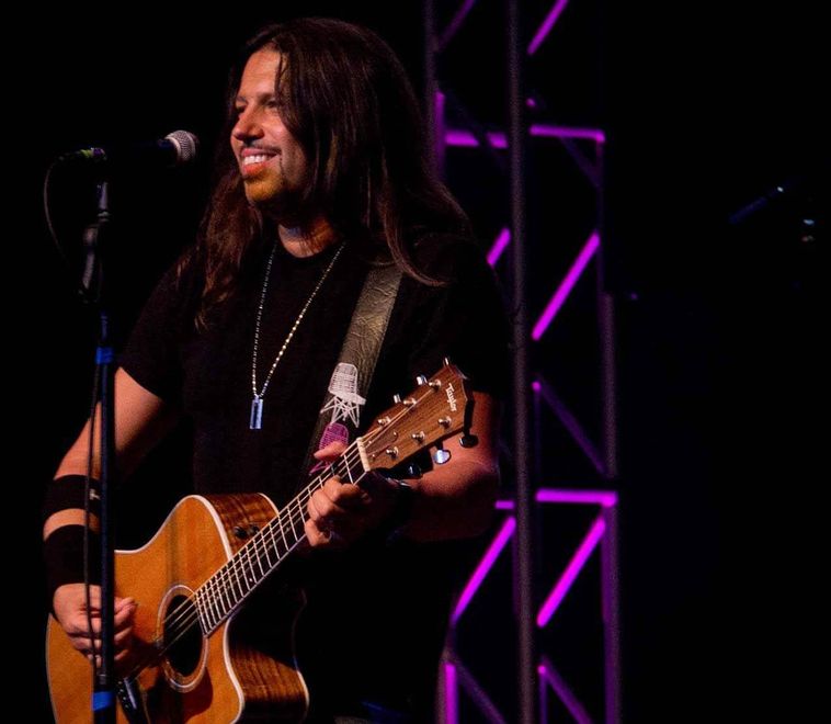 Noah Hunt playing guitar