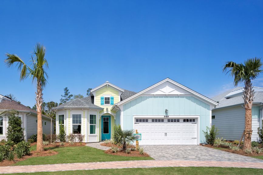 Single fanily home in yellow tones and with lawn