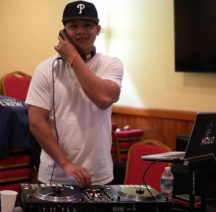 4:00-10:00pm : DJ Holo