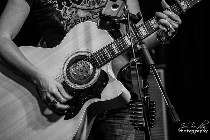 5:45-9:45pm : Sarah Montgomery Duo