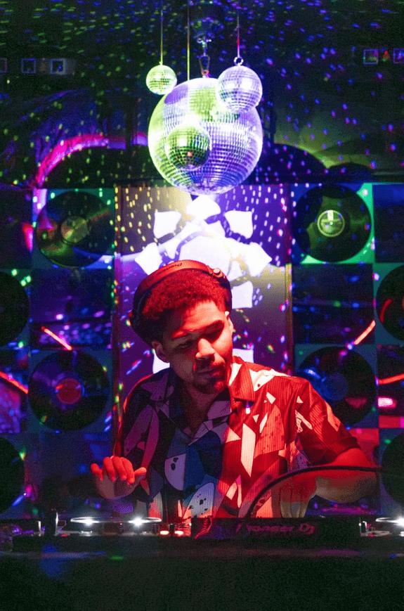 8:00pm - 12am : DJ Reggie Fields