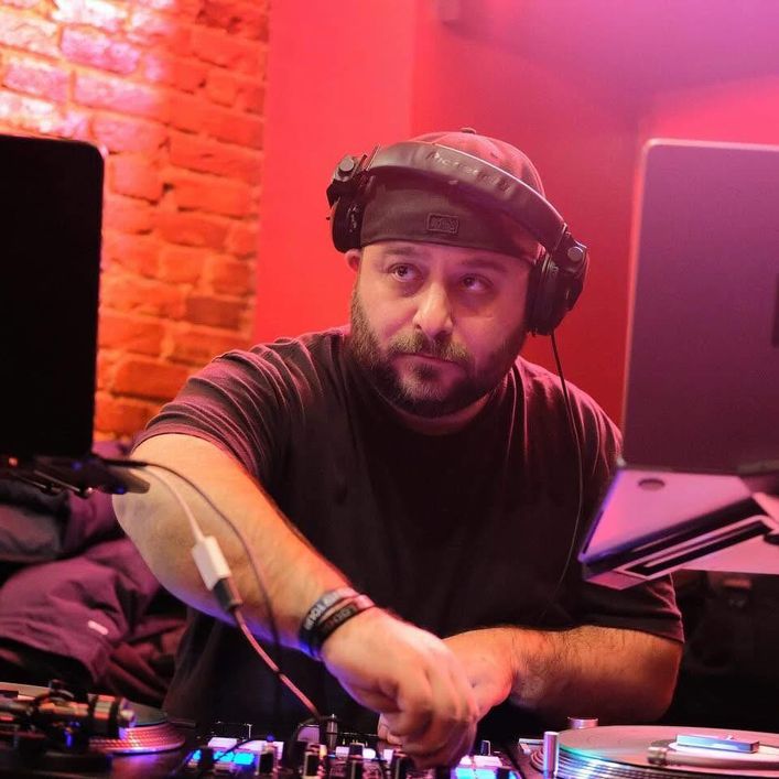 6:00pm-12:00am : DJ Byrd