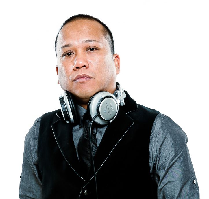 7:00pm-1:00am : DJ Ronnie D