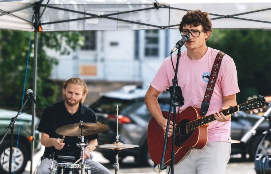 7:00-11:00pm : High Tide Band
