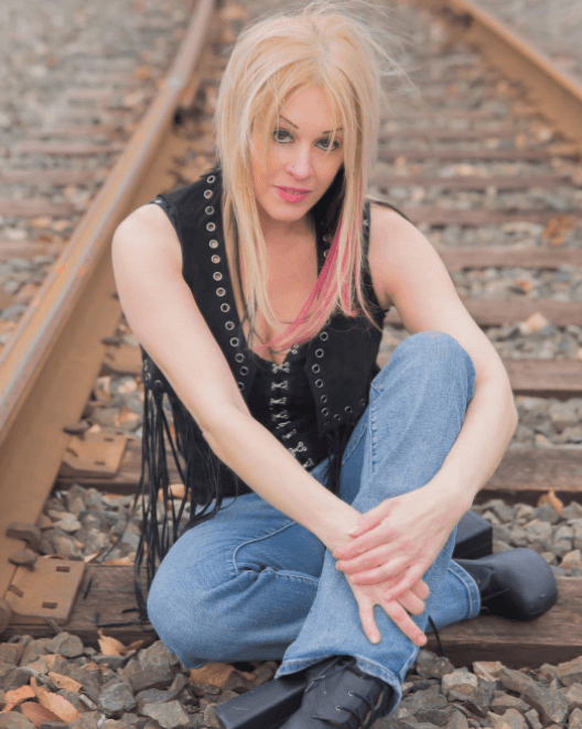 6:00-10:00pm - Lisa Bouchelle