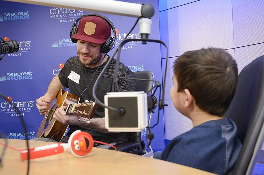 Sam_Hunt_guitar.jpg Sam_Hunt_guitar.jpg