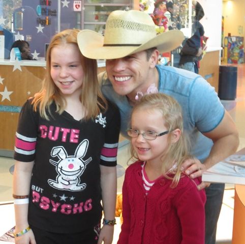 Dustin Lynch Makes A Special Visit To Seacrest Studios!