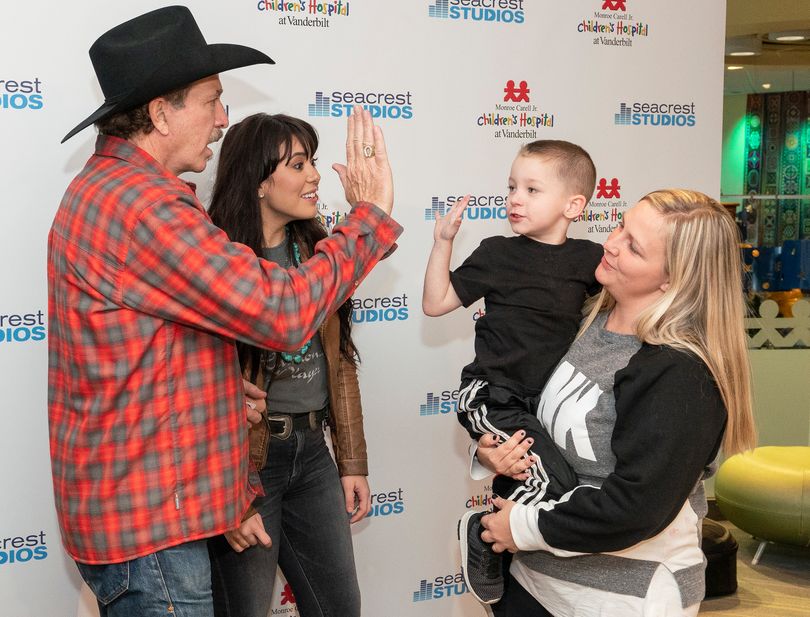 Kix Brooks Kicks Up Holiday Cheer In Seacrest Studios!