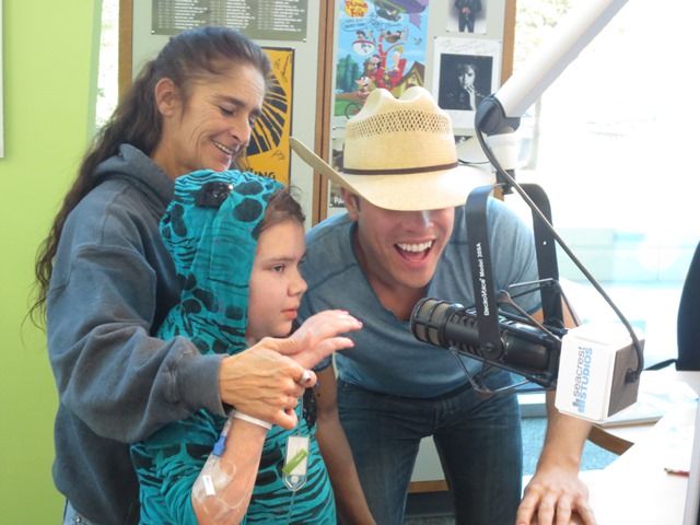 Dustin Lynch Sings 'Where It’s At' For Patients At Seacrest Studios