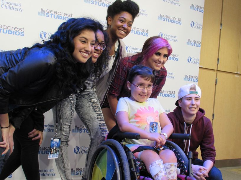 American Idol Season 13 Finalists Visit Seacrest Studios!
