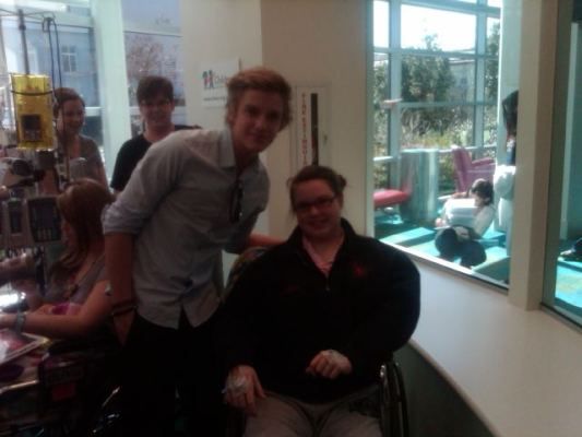Cody Simpson Stopped By CHOP This Thanksgiving Weekend!