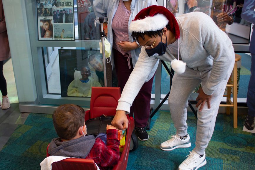 Atlanta Santa, T.I., Brings Patients Toys for Christmas
