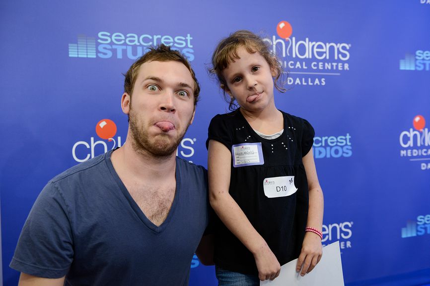 Phillip Phillips Performs "Gone, Gone, Gone" At Seacrest Studios!
