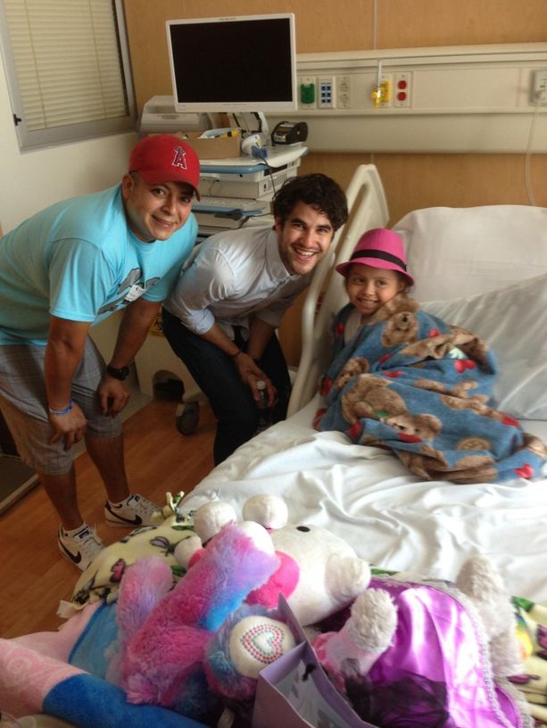 Darren Criss Dedicates A Performance To A CHOC Patient!
