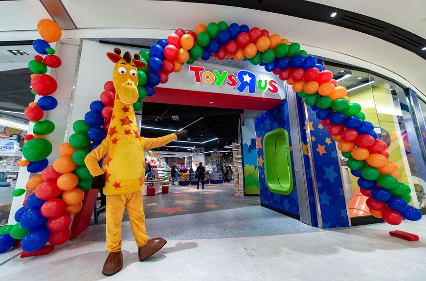 Toys R Us and Geoffrey The Giraffe Make The Holidays Special At CHOA!
