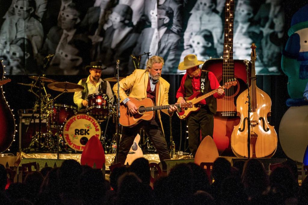 A Fam O Lee Extravaganza Texas Legend Robert Earl Keen Makes Merry For The Holidays