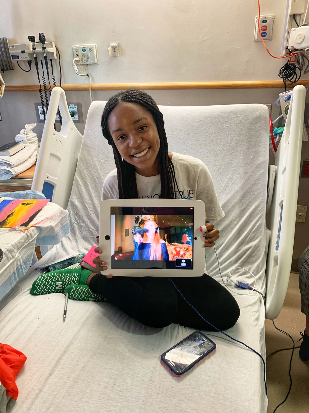 Ava Max Turns Seacrest Studio Patients Into ‘Kings & Queens’ During Virtual Visit