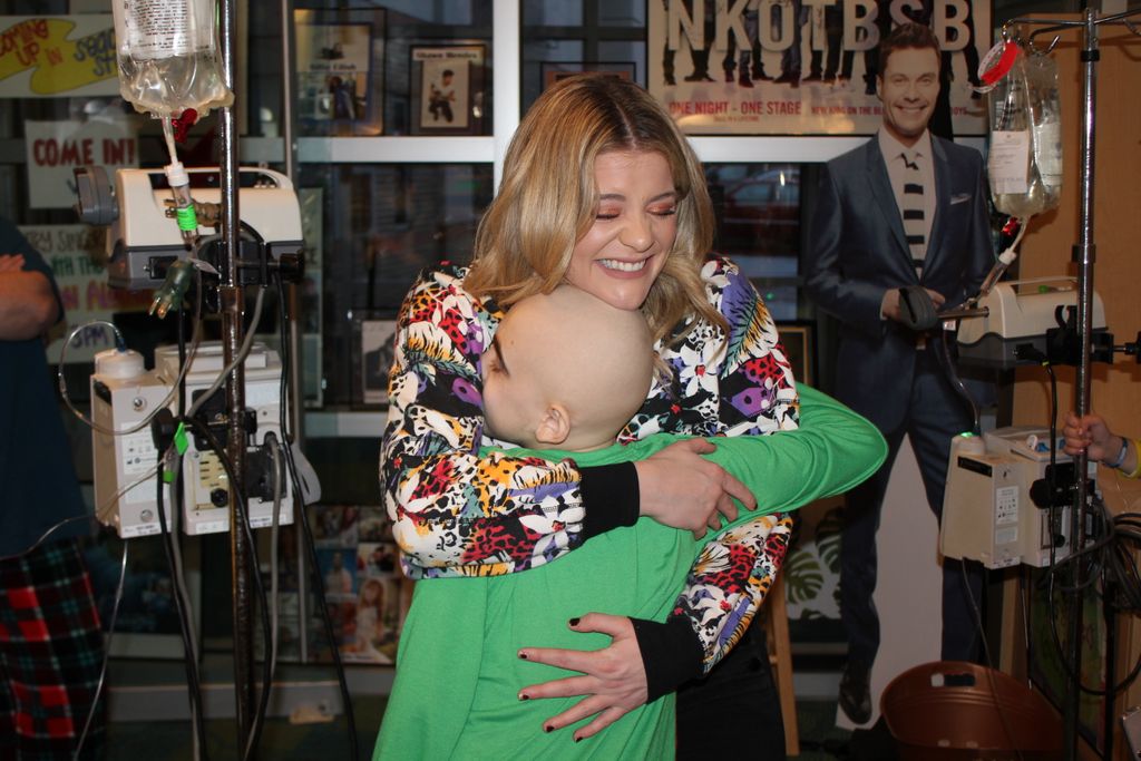 Lauren Alaina Sings Holiday Carols With Patients At CHOA!