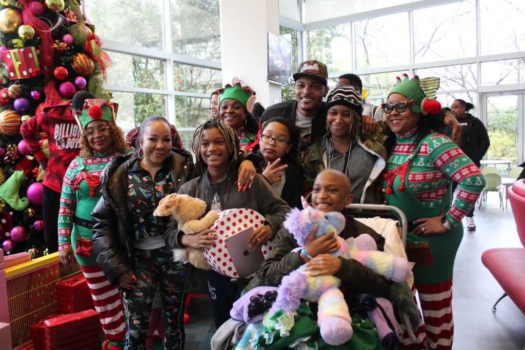 T.I. Spreads Holiday Cheer With His Family In Atlanta!