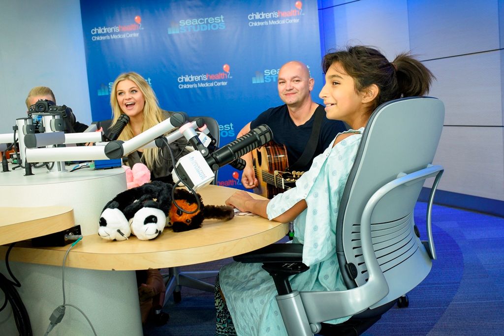 Kelsea Ballerini Sings For New Friends In Seacrest Studios