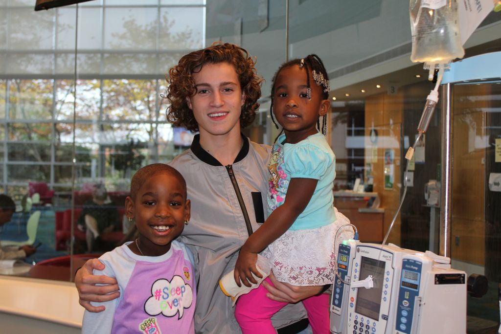 Actor Brandon Spink Visits Children's Healthcare of Atlanta!