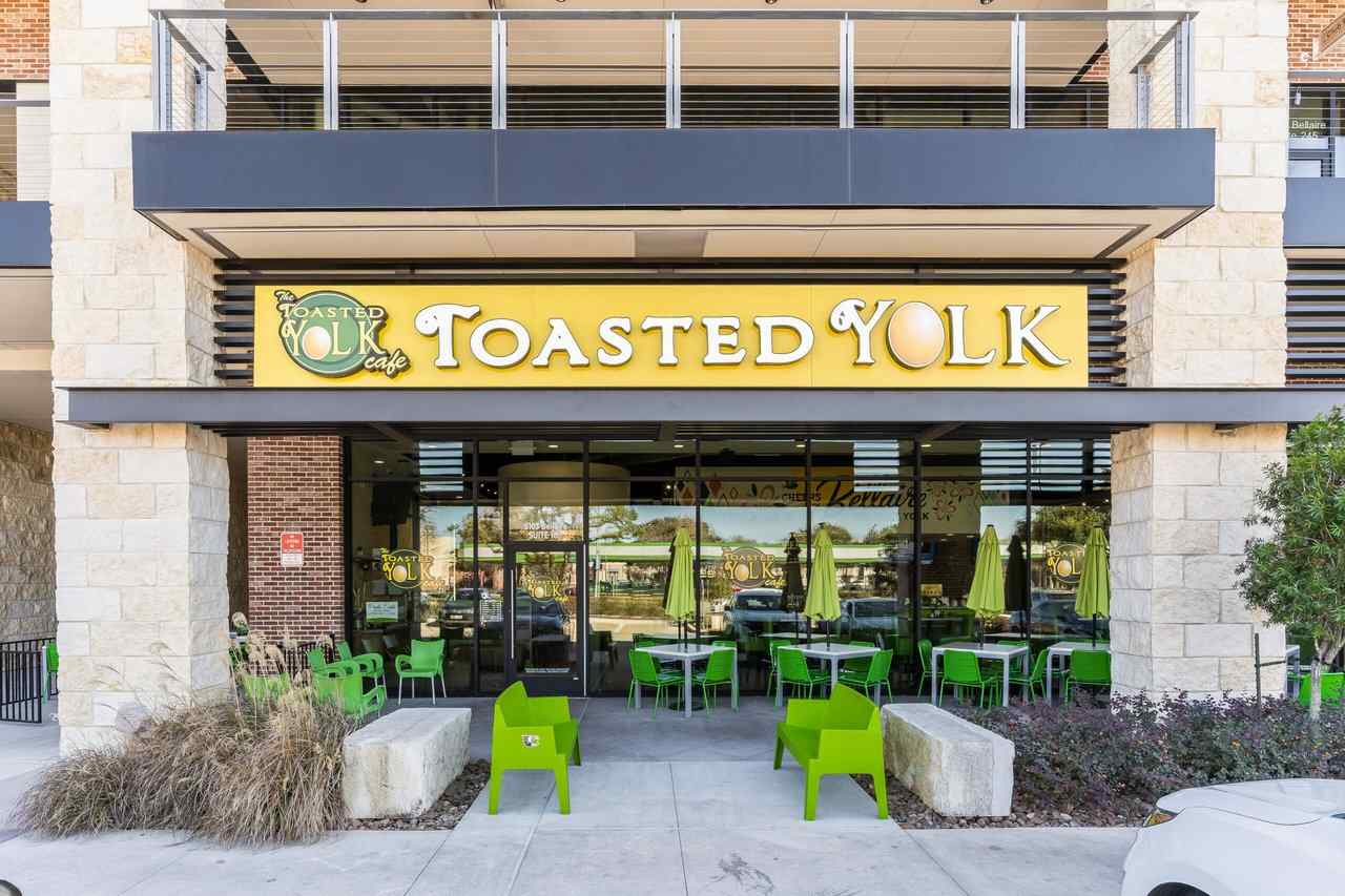 The Toasted Yolk Cafe: Cracking the Code on Weekday Foot Traffic