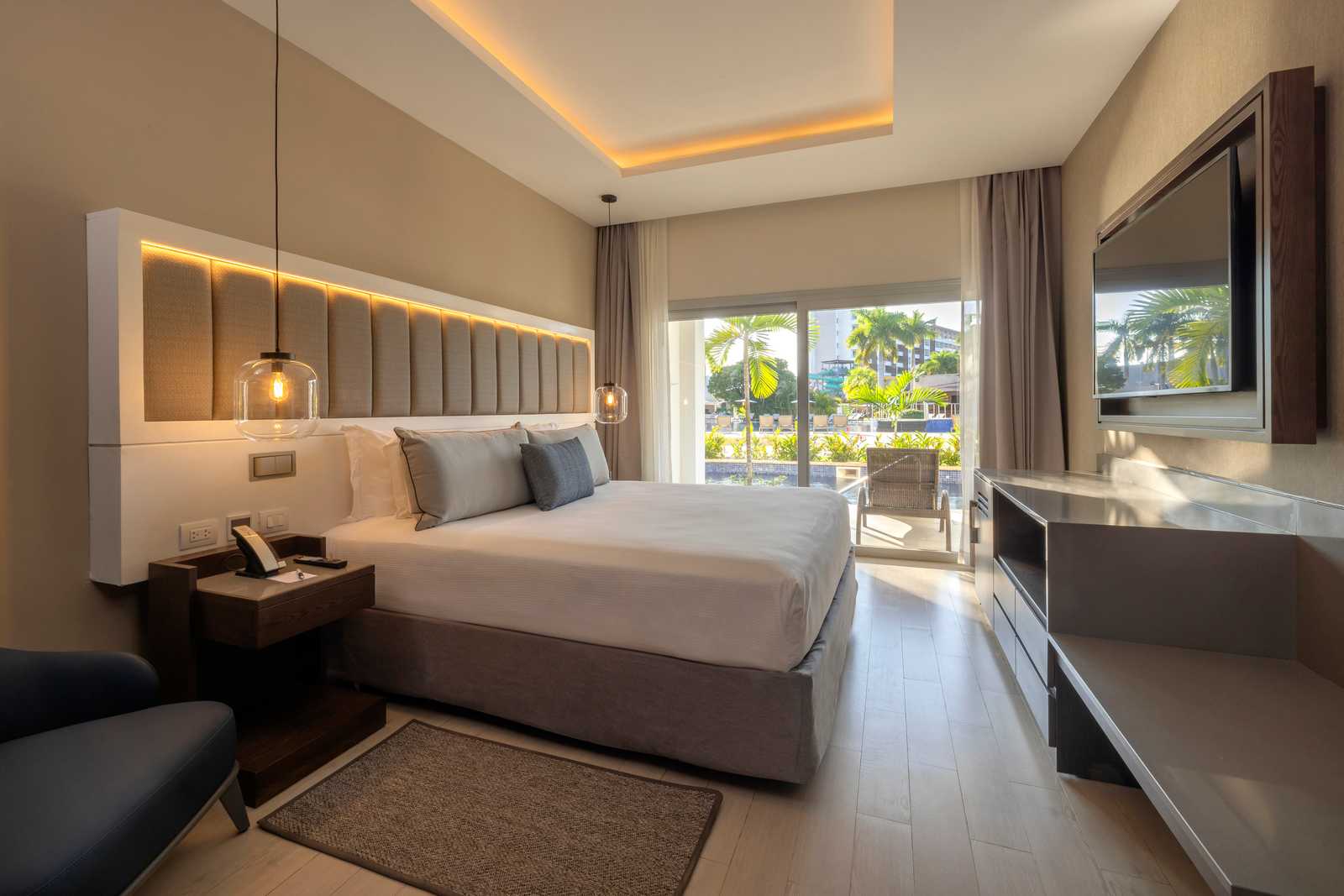 ROYALTON PRESIDENTIAL JACUZZI SWIM OUT POOL VIEW ONE BEDROOM SUITE DIAMOND CLUB