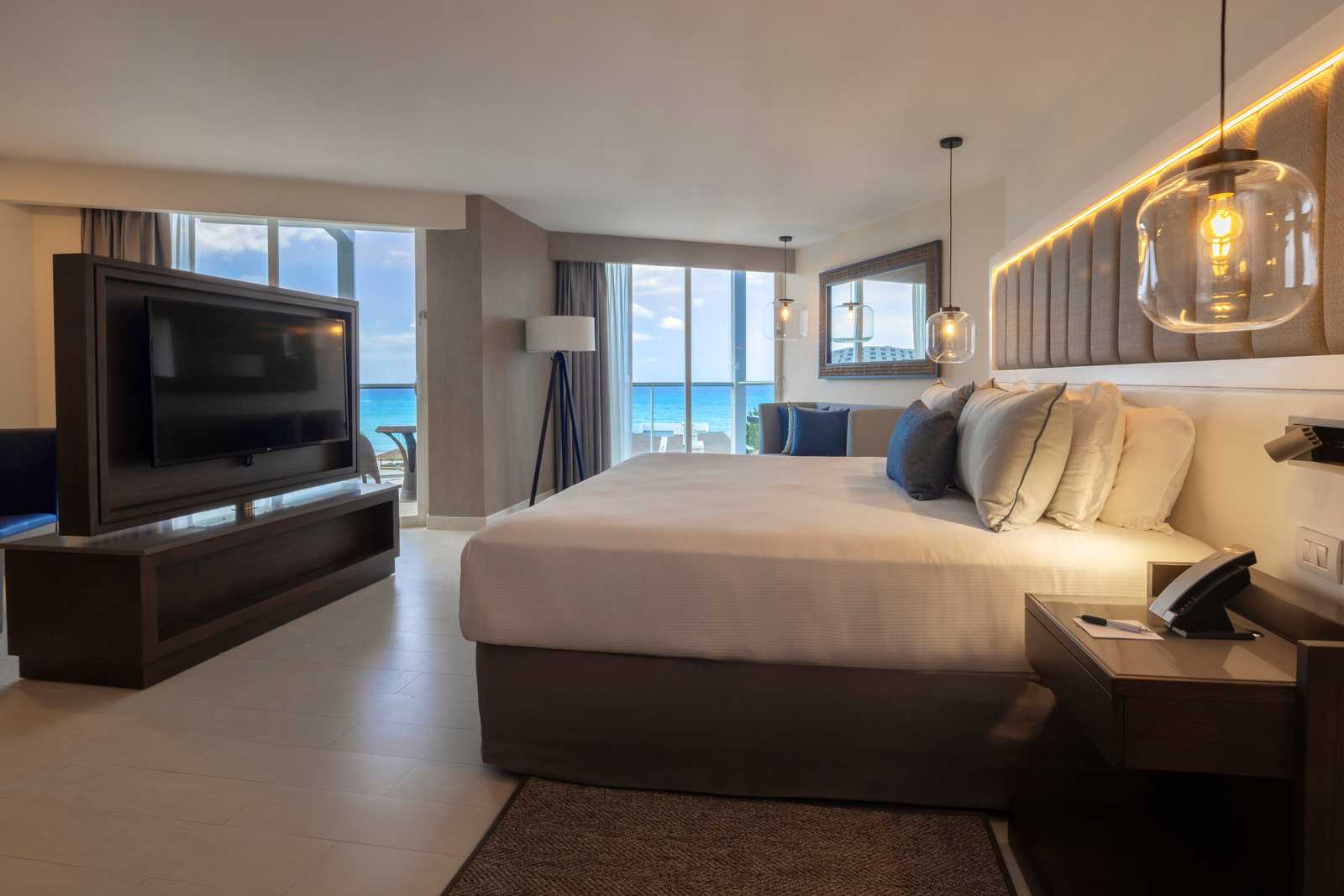 ROYALTON LUXURY JUNIOR SUITE OCEAN CORNER VIEW DIAMOND CLUB