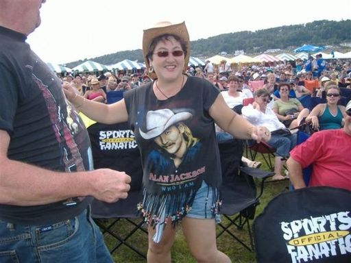 Aline dancing at Alans concert 