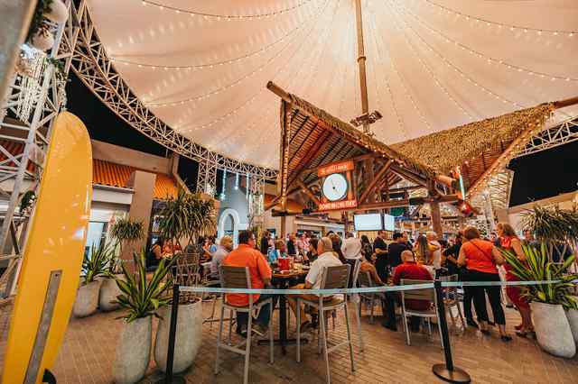 5 o'Clock Somewhere Aruba 5 o'Clock Somewhere Aruba customers enjoying a meal