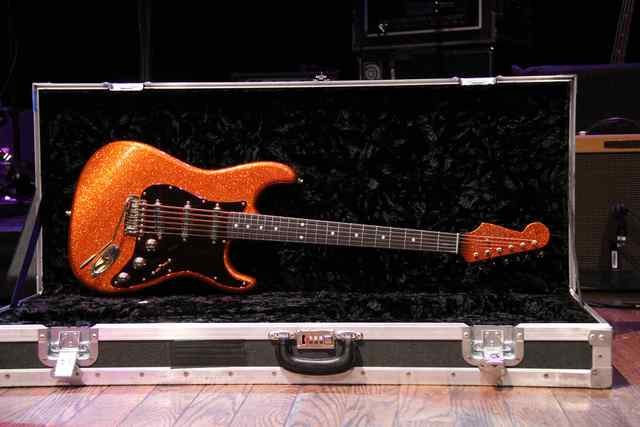 Copperboy Fender with beautiful sparkling body in case Copperboy Fender with beautiful sparkling body in case