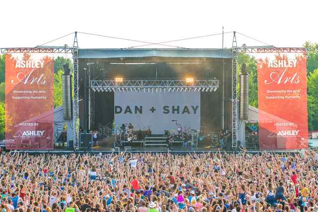 DanShay_Crowd.jpg DanShay_Crowd.jpg