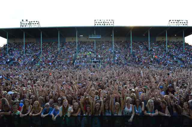 Hunter Hayes crowd before show Sioux Falls.jpg Hunter Hayes crowd before show Sioux Falls.jpg