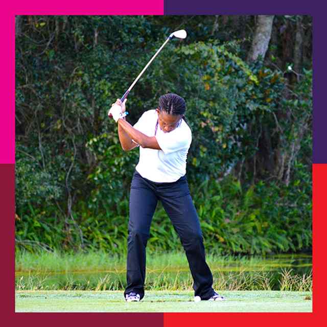 Atleta de Juegos Olímpicos Especiales recibe palabras alentadoras del golfista profesional