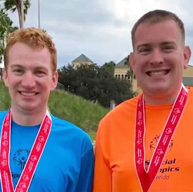 Entrenamiento de hermanos para los Juegos Olímpicos Especiales USA