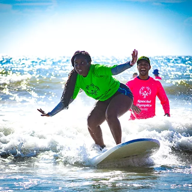 Hangin' 10 en la competencia estatal de surf