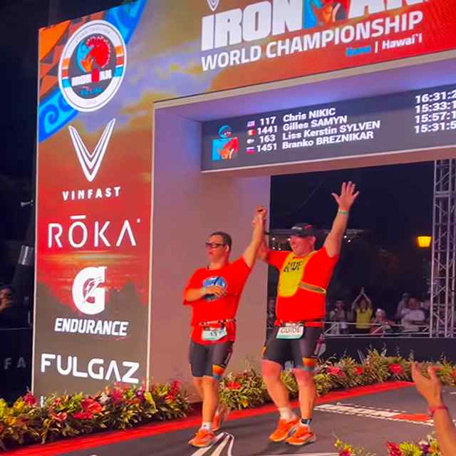 Triatleta compite en el Campeonato del Mundo de IRONMAN
