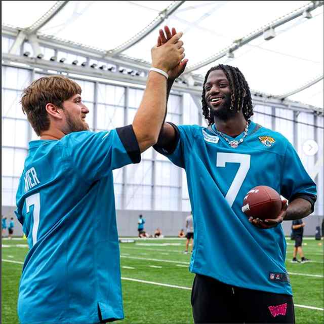 Los atletas firman contratos con los Jacksonville Jaguars