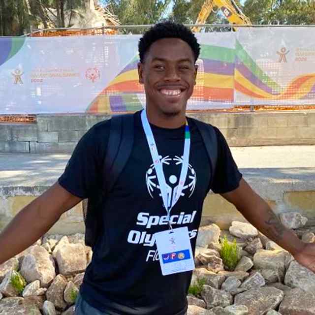 Johnny Robinson compite en el extranjero