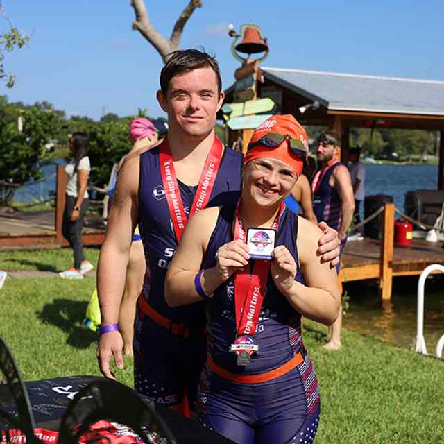 Darse un chapuzón en la piscina para la inclusión