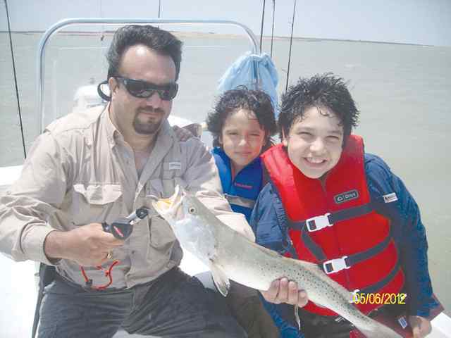 Armando Vasquez & family Arroyo City23&quot; speckled trout