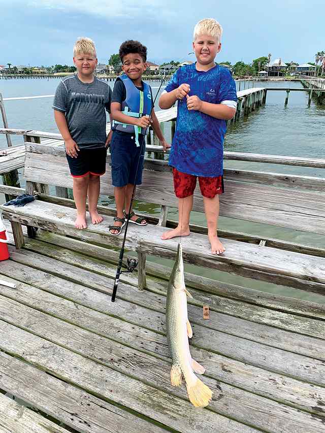 Madix Watz-Diaz & the Bates Boys Galveston Bay - 3' 11" gar, teamwork catch!
