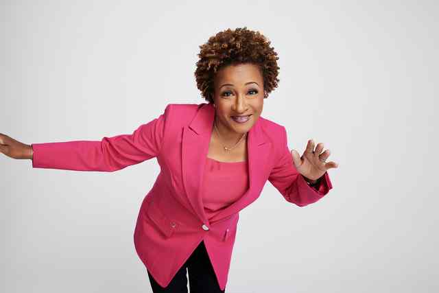 Photo of Wanda Sykes in a pink suit 