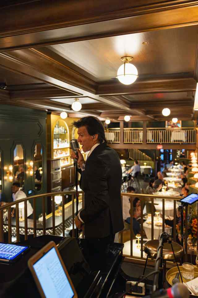 Singer Sinatra bar and lounge nashville.jpg Singer Sinatra bar and lounge nashville.jpg