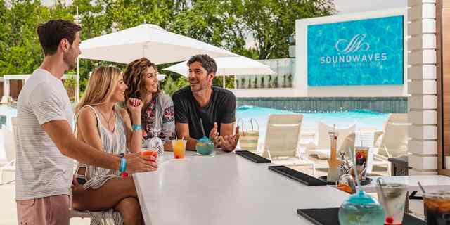 Soundwaves bar pool.jpeg Soundwaves bar pool.jpeg