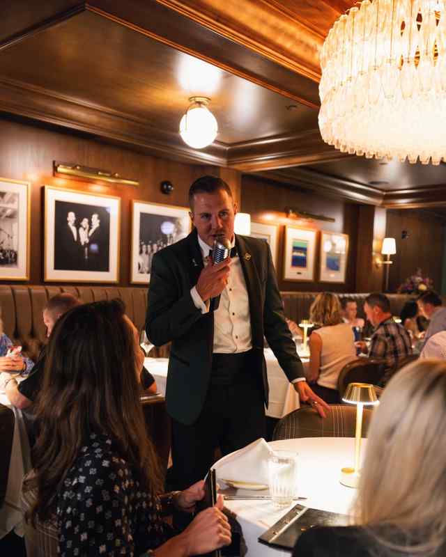 Table Singer Sinatra bar and lounge nashville.jpg Table Singer Sinatra bar and lounge nashville.jpg